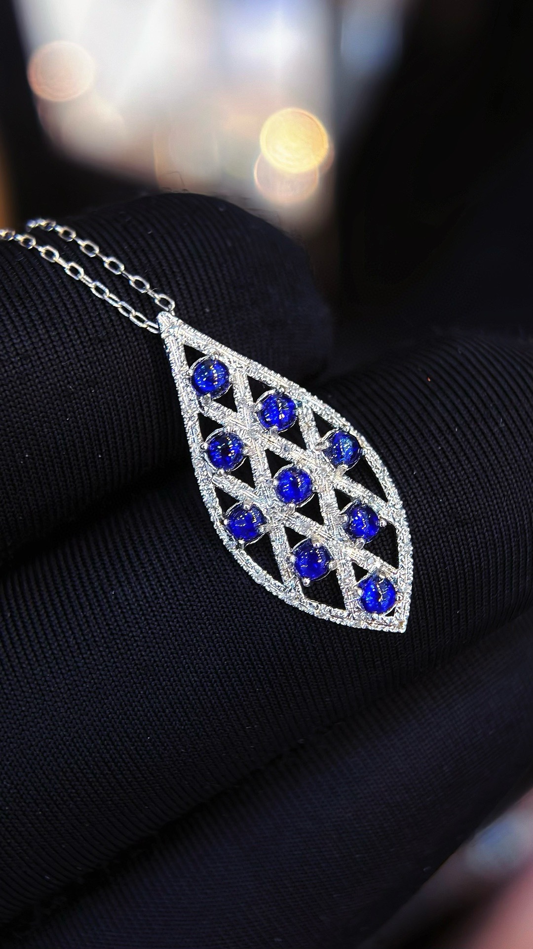 璀璨甄選 18K金鑲嵌55分天然藍寶石吊墜項鏈，品質珠寶的批零新選擇